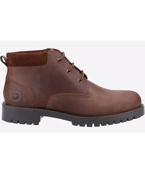 Vom hügeligen Gelände inspiriert, das mehr von Ihrem Schuhwerk verlangt, ist der Banbury ein robuster wasserdichter Herren-Chukka-Stil-Stiefel, handgefertigt aus hochwertigem Nubukleder und mit einer robusten Sohle.