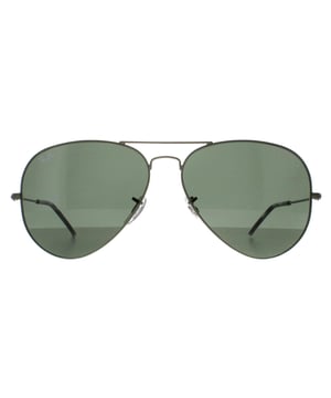 Ray-Ban Aviator Unisex Verde Transparente Mate G-15 Las gafas de sol Aviator RB3025 verdes se diseñaron originalmente en 1936 para los pilotos militares estadounidenses y desde entonces se han convertido en uno de los modelos de gafas de sol más icónicos del mundo. Este diseño atemporal se caracteriza por su fina montura de alambre metálico, grandes lentes en forma de lágrima y finas patillas metálicas que incorporan terminales y plaquetas nasales de silicona para un ajuste cómodo y personalizado. Este modelo clásico está disponible en varias tallas y colores.