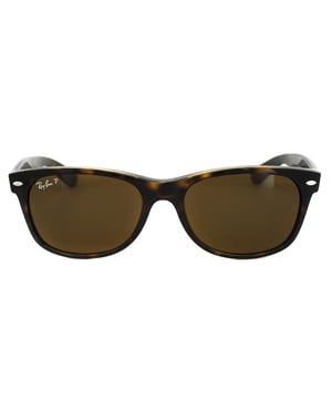 Ray-Ban Lunettes de soleil Nouveau Wayfarer 2132 902/57 Tortue Brun polarisé 55mm est une interprétation mise à jour et légèrement plus petite du chemin d'origine. Ils comportent une forme oculaire plus douce et des temples sculptés qui affichent le logo Iconic Ray-Ban. Le nouveau Wayfarer 2132 est un choix polyvalent et ludique disponible dans d'innombrables colories et le cadre en acétate légère est confortable et facile à porter. Le style plus doux du 2132 convient davantage de formes de visage et est parfait pour quelqu'un qui aime la conception originale de Wayfarer, mais cherche un look moins dramatique.