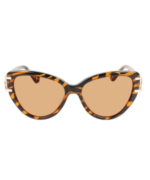 Gafas de sol LNV643S con montura de acetato.

Forma y diseño:
- Estas gafas Lanvin tienen una silueta de ojos de gato.

Material de la montura:
- La montura de estas gafas está fabricada en acetato, un material plástico.
- El acetato proporciona durabilidad, flexibilidad y un acabado liso a la montura.

Patillas de acetato:
- Las patillas también están hechas de acetato, a juego con el material de la montura.
- El acetato en las patillas las hace livianas y cómodas de llevar.

Detalles de la marca:
- Grabado de la marca Lanvin en las patillas.
- Estos elementos de diseño ayudan a identificar claramente el modelo como parte de la colección de gafas Lanvin.

Lentes:
- Los lentes son de alta calidad.
- Estos lentes proporcionan una excelente protección UV y una visión nítida y clara.
 Medidas: Ancho lente: 56 mm. Puente: 16 mm. Patillas: 140 mm.
 Composición: Acetato
 Cuidados:
Utiliza un paño de microfibra suave y limpio para limpiar tus gafas de sol. Este tipo de paño no rayará los lentes.
Evita usar productos de limpieza abrasivos, detergentes, alcohol o acetona, ya que pueden dañar los lentes y los tratamientos antirrefleja