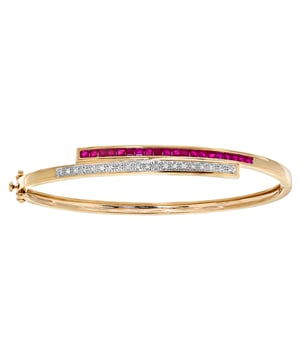 9K (375) geel goud: 9,5 gram; # Diamant: 0,1 ct; # Robijn: 1,64 ct