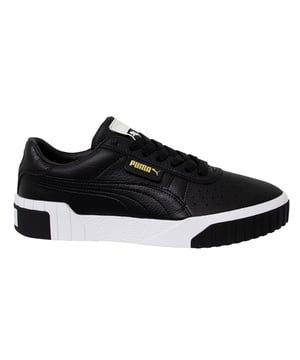 Entrenadores negros para mujeres de Puma Cali, la combinación perfecta de diseño de moda y comodidad excepcional. Estos entrenadores están hechos con meticulosa atención al detalle, lo que los convierte en la mejor opción de calzado para mujeres que buscan rendimiento y estilo. Aquí hay una descripción detallada de sus características clave:

Diseño negro elegante: los entrenadores de mujeres Puma Cali cuentan con un exterior elegante y completamente negro, que exudan un aire de elegancia discreta. El esquema de color monocromático hace que sean fáciles de combinar con varios atuendos, desde ropa casual de athleisure hasta conjuntos más refinados.

Materiales premium: hechas de materiales de alta calidad, estos entrenadores están construidos para soportar los rigores del uso diario. La combinación de cuero sintético duradero y malla transpirable asegura un rendimiento duradero y un comodidad excepcional.

Branding Puma: el icónico logotipo de Puma se incorpora de buen gusto al diseño, mostrando la herencia y el compromiso de la marca con la excelencia. El logotipo se puede encontrar en la lengua, el talón y los lados de los zapatos.

Panada acolchada: diseñada con el desgaste de todo el día, los entrenadores Puma Cali cuentan con una plantilla acolchada que ofrece soporte receptivo y absorción de choques. Esto asegura que cada paso se sienta cómodo, ya sea que esté paseando por la ciudad o participe en actividades físicas ligeras.

Suela de la plataforma: los entrenadores vienen con una suela de plataforma que no solo agrega un toque moderno a su aspecto, sino que también proporciona un impulso de altura elevado. La suela gruesa ofrece estabilidad y mejora su postura para un paso seguro.

Cierre de cordón: el cierre clásico de cordón le permite personalizar el ajuste a su preferencia, asegurando una sensación segura y ajustada durante todo el día.