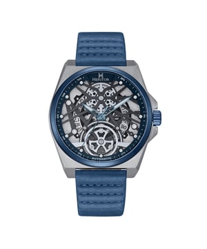 Kast van 316L chirurgisch roestvrij staal, Seiko NH35 automatisch uurwerk met juwelen, 24 juwelenlagers, gangreserve van 28 uur, slagen per uur (BPH): 21.600/uur, mineraalglas met saffiercoating, wijzerplaat met skeletmotief, kijkachterkant om het uurwerk te bekijken, band van echt leer, sluiting van roestvrij staal met gegraveerd logo, lichtgevende wijzers, lichtgevende markeringen, datumweergave, kastdiameter van 44 mm, polsomtrek van 195-245 mm, waterbestendigheid van 5 ATM.
