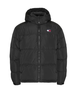Heren jas van het merk Tommy Jeans in de kleur zwart. De jas is gemaakt van gerecycled polyester en heeft een normale pasvorm. Op de borst zit het iconische Tommy logo.  Merk: Tommy JeansModelnaam: Alaska Puffer JacketCategorie: heren jasMaterialen: gerecycled polyesterKleur: zwart