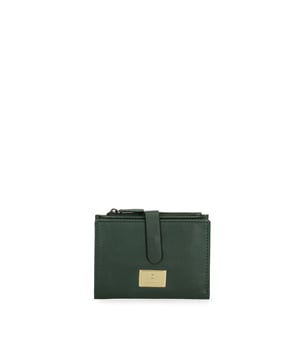 Cartera de mujer. El cierre es con botón de presión. Los bolsillos internos son tarjeteros y porta billetes. Los bolsillos externos están ausentes. Falta la correa para el hombro. Falta el mango. Hay un compartimento interno. El material exterior es 100% Piel Auténtica. Internamente está forrado en piel auténtica. Medidas: 12,5x10x1,5 cm. Producto de moda