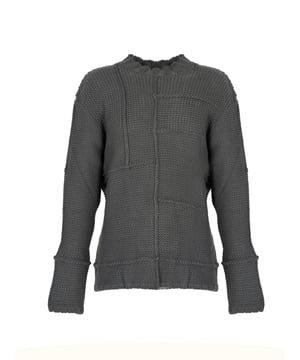 Suéter disponible en un color sólido, que combina perfectamente con una variedad de estilos, añadiendo elegancia y un encanto sutil.

Cada suéter es cosido con atención a los más mínimos detalles, lo que garantiza su durabilidad y una apariencia única que atrae miradas.

El corte holgado del suéter no solo proporciona comodidad, sino también libertad de movimiento, lo que lo hace una elección ideal para cualquier ocasión, desde salidas diarias hasta reuniones sociales.

El suéter fue producido en Italia, lo que es garantía de la más alta calidad de los materiales y la precisión de la manufactura, reflejando la reputación del artesanado italiano.