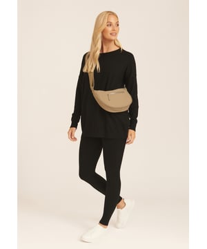 Diese khakifarbenen Soft-Touch-Leggings sind ein Grundnahrungsmittel für den Herbst/Winter und lassen sich perfekt mit übergroßen Kapuzenpullis, Grobstrick und grafischen T-Shirts kombinieren.- Hoher Bund- Gebürstete Baumwolle- Schmale Passform