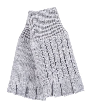 ¿Quieres mantener tus manos milagrosamente calientes y acogedoras, mientras que todavía tiene la flexibilidad para hacer lo que quiera con sus manos. Estos guantes sin dedos para mujer son el accesorio perfecto para ello, ya que incorporan toda la innovadora tecnología aislante de Heat Holders, a la vez que parecen un bonito accesorio para tu atuendo de invierno. Estos guantes sin dedos, además de ser cálidos, tienen un aspecto estético agradable, con un patrón de tejido de punto de cable sentado en la parte superior de los guantes de punto. Hay 7 fabulosos colores de moda otoño-invierno entre los que elegir, para que puedas complementar cualquier conjunto invernal que lleves. A pesar de tener la tecnología de aislamiento Heat Holders, estos guantes no son gruesos y son lo suficientemente finos para un ajuste cómodo y sin problemas. Hay dos razones fundamentales por las que estos guantes son tan cálidos. En primer lugar, los guantes incorporan un hilo aislante térmico especialmente desarrollado. Esto proporciona un aislamiento de alto rendimiento contra condiciones de frío extremo y una capacidad superior de evacuación de la humedad, manteniendo las manos calientes y calentitas sin que suden demasiado. Luego está el famoso forro Heat Weaver. Se trata de un forro térmico afelpado que maximiza la cantidad de aire caliente que se mantiene cerca de la piel. Además, es increíblemente suave y acogedor. Estos guantes están disponibles en talla única y están fabricados con una mezcla de poliéster y acrílico. Se pueden lavar a máquina.