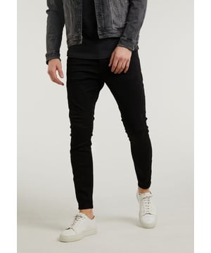 Dit is een Skinny fit jeans van ons merk CHASIN'. Door de 2% elastaan zit deze Stretch jeans als gegoten. Door de mooie zwarte kleur, is deze 5-pocket jeans een jeans die niet mag ontbreken in jou garderobe. CHASIN' branding