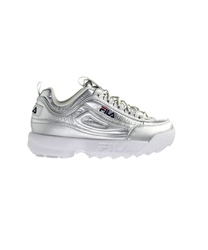 Fila Disruptor F Low Women's Silver Trainers, una opción audaz y de moda para aquellos que desean hacer una declaración con su calzado. La colección de disruptor de Fila ha ganado una inmensa popularidad por su diseño grueso de inspiración retro. Aquí hay un vistazo más de cerca a las características clave de estos entrenadores plateados:

1. Diseño distintivo: los entrenadores bajos disruptor F se caracterizan por su silueta gruesa y llamativa. El Colorway Silver agrega un toque futurista y metálico al diseño clásico de disruptor, lo que los hace destacar entre la multitud.

2. Perfil de corte bajo: estos entrenadores cuentan con un perfil de corte bajo, ofreciendo una combinación de estilo y comodidad. Son lo suficientemente versátiles como para combinar con una amplia gama de atuendos casuales y atletas.

3. Comodidad excepcional: Fila ha incorporado un amplio amortiguación en la entresuela, asegurando una sensación cómoda y de apoyo con cada paso. Ya sea que esté haciendo recados o salga a caminar, estos entrenadores mantendrán sus pies sintiéndose bien.

4. Acabado metálico: el color plateado se acentúa con un acabado metálico, dando a estos entrenadores una apariencia brillante y futurista que agrega un toque de glamour a su conjunto.

5. Construcción duradera: Fila es conocida por su artesanía de calidad, y estos entrenadores no son la excepción. Están construidos con materiales duraderos para resistir el desgaste diario.

6. Branding icónico: el logotipo de Fila se muestra prominentemente en la lengua, los lados y el talón, que muestra la herencia icónica y el compromiso de la marca con el estilo.

7. Estilización versátil: el color plateado puede ser una adición versátil a su guardarropa, lo que le permite combinar estos entrenadores con una variedad de atuendos, desde jeans y leggings hasta faldas y vestidos.