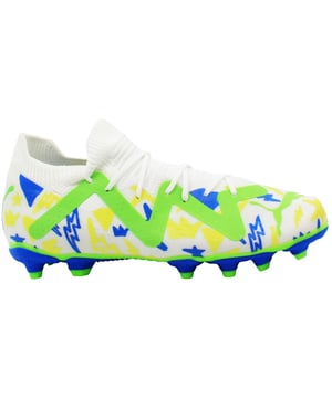 Puma Future Match x Neymar FG/AG Kinderen Witte Voetbalschoenen, een speciale samenwerking tussen Puma en de Braziliaanse voetbalsuperster Neymar Jr. Deze schoenen zijn met veel zorg ontworpen om jonge voetballers uitzonderlijke prestaties en stijl te bieden op zowel stevige ondergrond (FG) als kunstgras (AG).

Belangrijkste Kenmerken:

Samenwerking met Neymar Jr.: De Future Match x Neymar Kinderen Voetbalschoenen zijn ontworpen in samenwerking met Neymar Jr., waarbij zijn kenmerkende stijl en flair in het ontwerp zijn verwerkt. Geïnspireerd door een van de beste voetballers ter wereld, zijn deze schoenen geoptimaliseerd voor prestaties en comfort op het veld.

Veelzijdige Buitenzool: De FG/AG-buitenzool is ontworpen om grip en stabiliteit te bieden op zowel stevige ondergrond als kunstgras. Met strategisch geplaatste noppen en groeven levert deze zool optimale grip en wendbaarheid, waardoor jonge spelers zich naadloos kunnen aanpassen aan verschillende veldomstandigheden.

DynamicFit Bovenwerk: Ontworpen met Puma's DynamicFit-technologie, hebben deze schoenen een bovenwerk dat uitzonderlijke lockdown en stabiliteit biedt. Dit zorgt voor nauwkeurige respons en wendbaarheid tijdens snelle bewegingen op het veld, waardoor jonge spelers het vertrouwen hebben om elke uitdaging aan te gaan.

GripControl Technologie: Geïntegreerd in het bovenwerk, verbetert Puma's GripControl-technologie het balbeheer en de controle, waardoor jonge spelers de bal kunnen behouden en nauwkeurige passes en schoten met gemak kunnen uitvoeren. Of het nu in natte of droge omstandigheden is, deze schoenen bieden betrouwbare grip en controle.

Samengevat combineren de Puma Future Match x Neymar FG/AG Kinderen Witte Voetbalschoenen top-prestaties met Neymar Jr.'s kenmerkende stijl om jonge atleten in staat te stellen te stralen op het veld. Ervaar ongeëvenaard comfort, wendbaarheid en controle met elke stap, en laat de volgende generatie voetbaltalenten hun potentieel ontplooien.