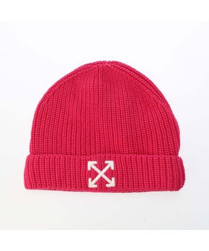 Juniors Off White Arrow Logo Knit Beanie. Deze beanie van Off-White Kids is gemaakt van ribgebreid visserskatoen om je kleintje extra warm te houden. Let op het kruisende Arrows logo borduursel op de omgeslagen rand.- Geribd.- Groot arrow logo. Materiaal: 100% katoen. Ref: OGLC0010013203.