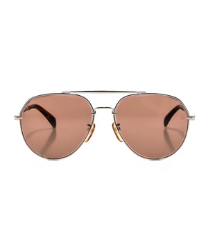 Gafas de sol 7037GS con montura de metal.

Forma y diseño:
- Estas gafas David Beckham tienen una silueta de aviador.

Material de la montura:
- La montura de estas gafas está fabricada en metal.
- El uso de metal proporciona durabilidad y ligereza a la montura.
- Esto hace que las gafas sean resistentes y cómodas de llevar.

Patillas metálicas:
- Las patillas también están hechas de metal, a juego con el material de la montura.
- El metal en las patillas agrega solidez y estabilidad a la estructura de las gafas.

Detalles de la marca:
- Grabado de la marca David Beckham en el lente.
- Estos elementos de diseño ayudan a identificar claramente el modelo como parte de la colección de gafas David Beckham.

Lentes:
- Los lentes son de alta calidad.
- Estos lentes proporcionan una excelente protección UV y una visión nítida y clara.
 Medidas: Alto lente: 53 mm. Ancho lente: 61 mm. Puente: 16 mm. Patillas: 145 mm.
 Composición: Metal
 Cuidados:
Utiliza un paño de microfibra suave y limpio para limpiar tus gafas de sol. Este tipo de paño no rayará los lentes.
Evita usar productos de limpieza abrasivos, detergentes, alcohol o acetona, ya que pueden dañar los lentes y los tratamientos antirrefleja