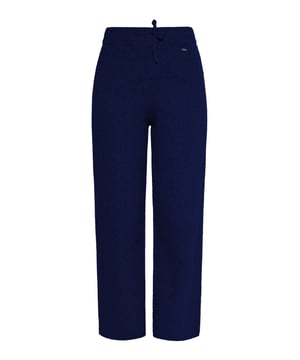 Die breit gerippte Strickhose von DreiMaster Vintage wurde aus einem weichen, recyceltem Garngemisch mit Wollanteil gefertigt und mit einem breiten Bund plus Strickkordel versehen. Das hochsitzende Modell zeigt sich mit einem weiten Bein und strahlt in Kombination mit einem leicht verkürzten Oberteil oder einer Bluse viel Lässigkeit aus.  Strickhose