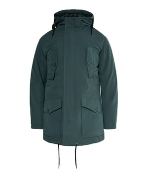 Mit dem wattierten Winteranorak von Mo sichern Sie sich einen Verbündeten für urbane Outdoor-Abenteuer. Ausgestattet mit Kapuze, XL-Pattentaschen und zwei schrägen Brusttaschen setzt das Design auf klassische Coolness. Dank der Wattierung ist das Modell gut isoliert und damit stark gegen Kälte und Schnee. Weiteren Schutz bietet die Knopfleiste, die den Reißverschluss verdeckt, eine Kordel in der Innenseite und im Saum sowie die windstoppenden Rippbündchen im Ärmel.  Anorak