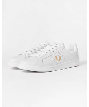 Sneaker aus weichem Obermaterial aus Vollnarbenleder für einen edlen Look. Mit perforierten Seitenteilen für bessere Atmungsaktivität und Stil. Auf einer strapazierfähigen Gummisohle für zuverlässigen Halt und ganztägigen Komfort.