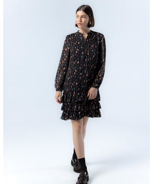 El vestido de lunares Alejandra, con su encantador estampado de lunares en tonos cálidos sobre fondo oscuro, te hará sentir la magia del otoño. Su diseño elegante y favorecedor es ideal para cualquier evento, añadiendo un toque de sofisticación y alegría a tu look.
 
 
 
 Vestido corto. 
 
 Abertura en escote con cierre de botones hasta la cintura. 
 
 Botones con aplique de piedras a mano. 
 
 Manga larga con puño elástico. 
 
 Bajo de tres volantes. 
 
 Tejido viscosa. 
 
 Estampado lunares.