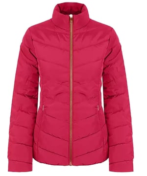 La Chaqueta Acolchada Plegable Renika para Mujer de Ted Baker combina estilo, calidez y comodidad, convirtiéndola en la compañera perfecta para los días fríos. Cuidadosamente confeccionada con la atención al detalle característica de Ted Baker, esta chaqueta no solo te mantiene abrigada con su acolchado aislante, sino que también ofrece una versatilidad inigualable gracias a su función plegable, permitiéndote guardarla en un bolso compacto para un fácil almacenamiento sobre la marcha. El discreto logo de Ted Baker le añade un toque de sofisticación. Además, algunas propiedades resistentes al agua pueden ofrecer protección contra los elementos, garantizando que la chaqueta Renika sea tan práctica como elegante.