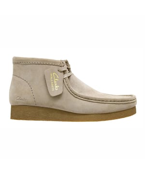 Las botas Clarks Wallabee para mujer en color marrón son una elección clásica y elegante para las mujeres que buscan una combinación de comodidad, calidad y diseño atemporal. Clarks es conocida por fabricar calzado cómodo y bien hecho, y las botas Wallabee para mujer no son una excepción. Aquí tienes una descripción de las principales características:

 Color marrón intenso: Estas botas vienen en un intenso color marrón, ofreciendo un aspecto cálido y versátil que complementa una amplia gama de atuendos, desde informales a semiformales. Las botas marrones son una opción clásica y elegante para las mujeres.

 Parte superior de ante o piel de primera calidad:  Las botas Wallabee se fabrican normalmente con una parte superior de ante o piel de primera calidad, que proporciona tanto calidad como un aspecto elegante. Puede elegir entre ante o piel en función de su estilo personal y sus preferencias.

 Diseño inspirado en los mocasines:  Las botas Wallabee presentan un diseño inspirado en los mocasines, caracterizado por el distintivo pespunte de la puntera en forma de mocasín. Este diseño añade un toque de sofisticación y estilo a las botas.

 Cierre de cordones: Estas botas suelen tener un cierre de cordones, que permite un ajuste seguro y regulable. Los cordones añaden un aspecto atemporal y versátil, al tiempo que garantizan un ajuste personalizado.

 Suela de crepé: Las botas vienen con una suela de crepé, conocida por su comodidad y amortiguación. Proporciona una excelente absorción de impactos y reduce la fatiga, haciéndolas cómodas para un uso prolongado.

 Cordones clásicos de dos ojales:  El sistema de cordones de dos ojales es una característica clásica de las botas Wallabee, que se suma a su estilo tradicional y atemporal.

 Estilo versátil:  Las botas Clarks Wallabee para mujer en color marrón tienen un estilo versátil que se puede combinar con varios atuendos, lo que las hace adecuadas para una amplia gama de ocasiones, desde el uso diario hasta eventos más formales.