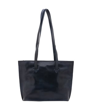 Bolso bandolera para mujer. El cierre es con cremallera. Los bolsillos internos son uno con cremallera y dos abiertos. Los bolsillos externos son uno en la espalda con cremallera. Falta la correa para el hombro. El mango es de piel. Hay un compartimento interno. El material exterior es auténtica piel de vacuno. Internamente está forrado en algodón. Medidas: 27x38,5x10 cm. Hecho en Italia