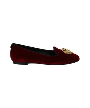 Preciosos mocasines planos de Dolce & Gabbana a estrenar con detalle de corazon dorado de devocion.
  Confeccionado en una lujosa mezcla de 44 % algodon y 56 % terciopelo de viscosa.
  Combinacion de colores burdeos y negro.
  Suela de cuero para mayor dur.