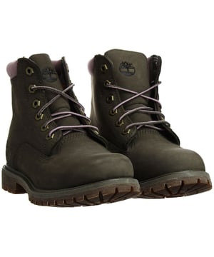 Timberland Waterville 6-Zoll Frauenstiefel in Oliv, eine perfekte Verbindung aus Stil, Komfort und robuster Haltbarkeit für die moderne Frau, die sowohl Mode als auch Funktionalität schätzt. Diese Stiefel sind darauf ausgelegt, Sie mühelos von der Stadt zu Outdoor-Abenteuern zu begleiten. Hier ist eine detaillierte Beschreibung der Hauptmerkmale, die diese Stiefel zu einem Must-have in Ihrer Schuhkollektion machen:

Premium Oliven-Nubukleder: Hergestellt aus hochwertigem Nubukleder in einem schlichten Olivton, strahlen diese Stiefel eine elegante, aber zugleich lässige Atmosphäre aus. Die olivgrüne Farbe ist vielseitig und lässt sich wunderbar mit verschiedenen Outfits kombinieren.

Wasserdichte Konstruktion: Die Timberland Waterville-Stiefel sind darauf ausgelegt, Ihre Füße bei nassen Bedingungen trocken zu halten. Die nahtversiegelte wasserdichte Konstruktion sorgt dafür, dass Regen, Pfützen und Schneematsch Ihren Tag nicht trüben.

6-Zoll-Höhe: Die klassische 6-Zoll-Höhe bietet nicht nur Knöchelunterstützung, sondern verleiht diesen Stiefeln auch einen zeitlosen und ikonischen Timberland-Look. Ideal für den ganzjährigen Gebrauch.

Gepolsterter Schaft und Zunge: Genießen Sie zusätzliche Polsterung um den Schaft und die Zunge für mehr Komfort und eine enge Passform. Ob Sie durch die Stadt laufen oder Wanderwege erkunden, Ihre Füße werden gut unterstützt.

Anti-Fatigue-Technologie: Die exklusive Anti-Fatigue-Technologie von Timberland bietet den ganzen Tag über Komfort und Unterstützung. Sie hilft, Stöße abzubauen, Müdigkeit zu reduzieren und hält Sie energiegeladen, sodass diese Stiefel ideal für langes Tragen sind.

Gummisohle mit Profil: Die strapazierfähige Gummisohle mit Profil bietet hervorragenden Halt und sorgt dafür, dass Sie auf verschiedenen Oberflächen stabil bleiben. Von rutschigen Gehwegen bis zu rauen Terrain – diese Stiefel sind für alles gerüstet.

Textilfutter: Die Stiefel verfügen über ein weiches und atmungsaktives Textilfutter, das Feuchtigkeit von Ihren Füßen ableitet und sie den ganzen Tag über trocken und bequem hält.

Prägung des Timberland-Logos: Das ikonische Timberland-Baum-Logo ist an der Seite des Stiefels geprägt und verleiht einen Hauch von Markenbekanntheit und Stil.

Vielseitiger Stil: Diese Stiefel sind eine vielseitige Ergänzung Ihrer Garderobe. Sie können mit Jeans, Leggings, Röcken oder Kleidern kombiniert werden und sind somit für sowohl legere als auch semi-formelle Anlässe geeignet.

Zusammenfassend bieten die Timberland Waterville 6-Zoll Frauenstiefel in Oliv die perfekte Kombination aus Mode und Funktion. Mit ihrer wasserdichten Konstruktion, der Anti-Fatigue-Technologie und dem robusten, aber stilvollen Design sind sie eine ausgezeichnete Wahl für Frauen, die hochwertige Schuhe schätzen, die verschiedene Umgebungen und Aktivitäten bewältigen und dabei großartig aussehen. Treten Sie mit diesen zeitlosen und zuverlässigen Timberland-Stiefeln selbstbewusst auf.