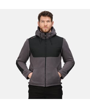 Stoff: Sherpa Vlies. Design: Logo, zweifarbig. Ausschnitt: Kapuze. Ärmel-Typ: Lang-Ärmel. Kapuzen-Merkmale: Kordelzug, Angewachsene Kapuze. Taschen: 2 untere Taschen. Verschluss: Durchgehender Reißverschluss.