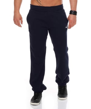 Nike Club Cuff Swoosh-joggingbroek voor heren. - -. Binnenbeenkruis en manchetten voor meer comfort en bewegingsvrijheid. - -. De elastische tailleband en manchetten zorgen voor een aangepaste pasvorm en gevoel. - -. Geborstelde fleece binnenkant voor warmte en comfort. - -. Swoosh-handelsmerkontwerpmedaillon linksvoor voor stijl. - -. Zijzakken, achterzak met drukknoopsluiting.