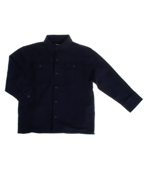 Chaqueta tipo camisa para niño - GAP

Eleva el estilo cotidiano de tu hijo con esta chaqueta tipo camisa, que fusiona a la perfección sostenibilidad, comodidad y diseño clásico. 

Confeccionada con un 20% de poliéster reciclado, esta prenda no solo apuesta por un mundo más responsable, sino que también garantiza un equilibrio ideal entre durabilidad y suavidad. 

Su mezcla de algodón de alta calidad envuelve a tu hijo en una sensación de confort durante todo el día, permitiéndole moverse con total libertad.

El diseño destaca por su elegancia sencilla: cuello abotonado y cierre frontal completo con botones que aportan un estilo pulido y versátil. 

Los bolsillos con solapas y botones en el pecho añaden un toque práctico y decorativo, perfectos para guardar pequeños objetos. 

Las mangas largas, rematadas con puños abotonados, completan su aire sofisticado, ideal tanto para momentos casuales como para ocasiones más formales.

Con su textura suave al tacto y su estructura que facilita el movimiento, esta chaqueta es mucho más que una simple prenda de abrigo: es la pieza imprescindible que transformará el look diario de tu hijo mientras contribuye a un futuro más sostenible.
 Composición: 80% Algodón, 20% Poliéster
 Cuidados:
- Lavar a máquina máx 30ºC.
- Usar detergentes suaves.
- No usar secadora.
- Planchar a temperatura media.
- No lavar en seco.