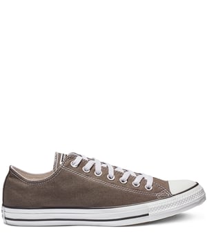 Unisex Converse Chuck Taylor All Star Ox Low Top Sneakers zijn gemaakt van een lichtgewicht en duurzame canvas bovenwerk en zijn afgewerkt met een iconische rubberen neuskap. Een zwart gestreepte rubberen zool maakt het ontwerp van deze sneaker compleet. Deze unisex lage sneakers beschikken ook over mediale oogjes voor verbeterde luchtcirculatie en zijn gedetailleerd met het klassieke 'All Star' logo op de tong en in de hiel.