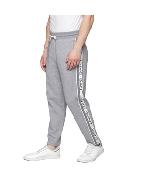 Gant Mens Original Striped Sweatpants mit elastischem Bund mit Kordelzug und geripptem Bund, 2 Seitentaschen und 1 Gesäßtasche. Normale Passform 87% Baumwolle, 13% Polyester; elastischer Bund mit Kordelzug; gerippte Taille; 2 Seitentaschen; 1 Gesäßtasche. 87% Baumwolle, 13% Polyester