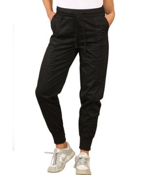 MYT Dames Taps toelopende broek van hoge kwaliteit met koord. - Binnenbeenlengte Kort is 26 inch, Normaal is 27 inch, Lang is 28 inch. - - .   Taps toelopende pasvorm met een flatterende enkellengte en omgeslagen pijpen voor een gemakkelijke Jogger-stijl. - - .      Comfortabele, hoog uitgesneden elastische taille met een verstelbaar trekkoord. - - .  Twee handige zijzakken en twee zakken op de achterkant voor een trendy utility vibe. - - .   De stof is geverfd voor een authentieke look en bevat zacht, ademend katoen voor een luxe afwerking. - Ideaal voor de zomer, casual, lounge en vakanties.