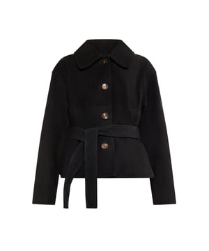 Ontdek een uniek kort jasje dat verfijning en stijl combineert. Dit model heeft een klassieke kraag, lange mouwen, een knoopsluiting en een trekkoord in de taille voor een elegante pasvorm. Jas met paspelzakken. Dit veelzijdige model is gemaakt van luxueus geitensuède en is perfect voor informele gelegenheden of formele evenementen.  Jas