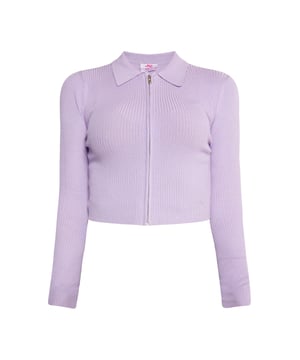 Of het nu in het zwart of in felle kleuren is, het cropped vest van myMo zorgt voor een frisse wind in je garderobe. De zachte viscosemix in een aansluitend silhouet heeft een trendy ribgebreide look, die dankzij de nette kraag en doorlopende ritssluiting een moderne twist krijgt.  Gebreide trui