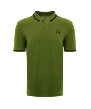 Wil je je "fashion edge" laten zien als de temperaturen dalen? Laat dat niet het geval zijn. Kijk dan eens naar deze polo van Sergio Tacchini. Geborduurd merk op de borst met een nauwsluitende ribboord aan de kraag en mouwen, een knoopsluiting met 2 knopen en een rechte splitzoom. Doorgestikt ribmotief op de rug. 100% katoen in een piqué polo met korte mouwen.
Donkergroene bovenkant met een navy logo en ribboord.

Let op: dit is een kleine maat