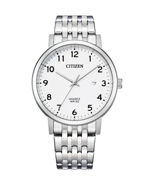 Diese Citizen Analog-Uhr für Herren ist das perfekte Zeitmessgerät zum Tragen oder Verschenken. Das silberne 40 mm runde Gehäuse in Kombination mit dem bequemen silbernen Edelstahlarmband sorgt dafür, dass Sie dieses atemberaubende Zeitpiece ganz ohne Kompromisse genießen können. Angetrieben von einem hochwertigen Quarzwerk und wasserdicht bis 5 bar, wird Ihre Uhr zuverlässig ticken. Die klassischen Farben passen perfekt zu jedem Outfit. Sie ermöglicht es Ihnen, ein normales Outfit mühelos aufzupeppen und Ihrem Leben Stil zu verleihen. - Die Uhr verfügt über eine Kalenderfunktion: Datum Hochwertiges 21 cm langes und 19 mm breites silbernes Edelstahlarmband mit einer Faltschließe mit Druckknopfverschluss Gehäusedurchmesser: 40 mm, Gehäusehöhe: 8 mm, Gehäusefarbe: Silber und Zifferblattfarbe: Weiß.