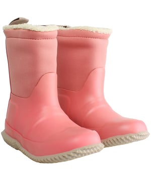 Isoliertes Design: Der Begriff „isoliert“ bedeutet, dass diese Gummistiefel für zusätzliche Wärme sorgen und sich daher für kälteres Wetter oder regnerische Tage eignen, an denen zusätzliche Isolierung gewünscht ist. Vielseitiges „In/Out“-Design: Das „In/Out“-Symbol im Produktnamen deutet darauf hin, dass diese Stiefel sowohl für den Innen- als auch für den Außenbereich geeignet sind. Diese Vielseitigkeit ist praktisch, um von Outdoor-Aktivitäten in den Innenbereich zu wechseln, ohne die Schuhe wechseln zu müssen. Klassisches Hunter-Design: Hunter ist bekannt für sein klassisches und ikonisches Gummistiefel-Design. Die Stiefel haben in der Regel einen hohen Schaft, eine abgerundete Spitze und das charakteristische Hunter-Logo auf der Vorderseite. Wasserdichte Konstruktion: Hunter-Gummistiefel sind für ihre wasserdichte Konstruktion bekannt. Diese Eigenschaft sorgt dafür, dass Kinderfüße auch bei Nässe trocken und bequem bleiben. Strapazierfähiges Material: Hunter-Stiefel werden typischerweise aus hochwertigem Gummi gefertigt, das langlebig und verschleißfest ist. Dadurch eignen sie sich für aktive Kinder, die gerne draußen spielen. Bequeme Innensohle: Auch wenn Details variieren können, legt Hunter bei seinen Schuhen stets Wert auf Komfort. Die Stiefel verfügen über eine bequeme Innensohle für längeres Tragen. Verstellbare Passform: Einige Hunter-Gummistiefel verfügen über einen verstellbaren Riemen oder eine Schnalle am oberen Ende, wodurch eine individuelle Passform an der Wade ermöglicht wird. Diese Funktion ist praktisch, um einen festen Sitz zu gewährleisten und verschiedenen Beingrößen gerecht zu werden. Erhältlich in Kindergrößen: Hunter-Gummistiefel sind in der Regel in verschiedenen Kindergrößen erhältlich, sodass Sie die passende Passform für Ihr Kind finden.