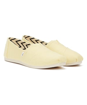 The iconic Alpargata is now designed using earth-conscious materials. The Heritage Canvas upper is made primarily with jute�a preferred eco-fiber that requires less water and fewer chemicals. Linings comprise 50% recycled cotton whilst the custom TOMS comfort insole boasts 50% eco content including recycled PU foam.