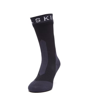 La calceta de longitud media para clima frío extremo e impermeable de Sealskinz cuenta con una membrana completamente impermeable y un forro de lana merina que mantiene tus pies frescos y secos en el sendero. Las costuras planas en la puntera con acolchado en la planta del pie evitan rozaduras dolorosas y añaden comodidad mientras absorben el impacto. - Calcetas completamente impermeables de Sealskinz - Impermeable - construcción de tres capas, que añade calidez y durabilidad - Forro de lana merina - controla la humedad y es aislante - Elastificación zonal - ajuste de cuatro vías para un 100% de movilidad - Costuras planas en la puntera - previene roces - Acolchado en la planta del pie - absorbe el impacto y reduce la presión