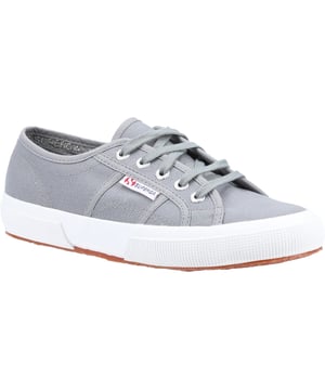 Voor altijd iconisch, voor altijd nieuw. De Superga 2750 sneakers zijn een Italiaans stijlkenmerk en een authentiek designstuk. Een blijvende modefavoriet seizoen na seizoen.