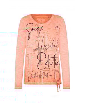 Dit damesshirt met lange mouwen is op vele manieren te combineren en is een musthave basic voor jouw garderobe. Het heeft een losse pasvorm en is gemaakt van hoogwaardig materiaal. Het shirt heeft een V-hals die is omzoomd met een geribbelde bies. De zoom is voorzien van een strikband, waardoor de breedte eenvoudig kan worden aangepast. De slubgarenstructuur zorgt voor een geweldig kleureffect. De grote print op de voorkant wordt geaccentueerd met glitterelementen en geeft het shirt een geweldig visueel hoogtepunt. Een kleine borstzak maakt het ontwerp compleet.