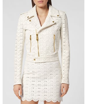 Geef een "rockmantische" draai aan je look met deze met broderie anglaise afgezette perfecto van nappa met studs. Vergulde metalen ritsen op zakken, voorkant en manchetten. Ongevoerd.