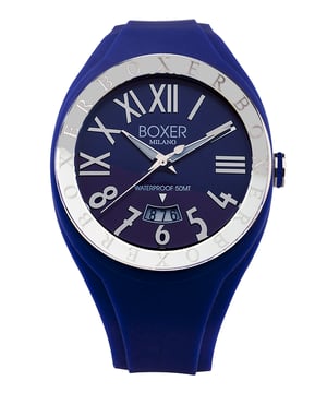 Boxer es la creación más divertida e imaginativa que ha surgido de la mente de Fulvio Locci. Este talentoso diseñador de relojes, que fundó las populares marcas Montres De Luxe y Avio Milano, quería llevar su amor por el color y la creatividad a un nivel completamente nuevo con un nuevo y emocionante reloj que ejemplifica lo mejor del diseño italiano moderno. ¡Boxer es pura diversión! Este innovador reloj continúa el uso característico de Fulvio Locci de detalles elegantes y uso innovador de materiales. Lo primero que llama la atención de un reloj Boxer es que la colorida caja de silicona es intercambiable. Literalmente puedes usar un color diferente en tu muñeca todos los días de la semana si lo deseas. Este divertido reloj unisex está disponible con dos diseños de bisel diferentes: acero con el logotipo de Boxer o engastado con 45 preciosos cristales de circonio. El reloj cuenta con una corona especial de silicona de color “suave al tacto”. Compre relojes Boxer Milano El reloj de 40 mm está disponible en diez vibrantes colores de caja diferentes, cada uno con una esfera coordinada en color a juego. Dado que el estuche es intercambiable, puedes crear fácilmente tus propios diseños mezclando y combinando colores. Un cristal mineral duradero protege la elegante esfera, que cuenta con una ventana de fecha extra grande a las 6 en punto para una fácil visibilidad e incorpora números romanos y arábigos en su diseño único.