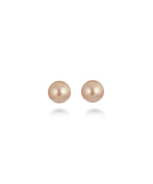 Pendientes geel de plata de ley 925 y perla rosa con acabado en baño de rodio. Delicados diseños dan nombre a MOMENTOS PARA BRILLAR Perlas Naturales. Perlas naturales de rio cuidadosamente bañadas en oro de 18 quilates sobre plata de Ley 925 crean un ambiente minimalista donde la elegancia brilla por si sola inspirándose en la musa involuntaria de artistas del estilo urbano que cree que la mujer se viste por las orejas: dejando siempre que las joyas hablen, eligiéndolas como punto de partida.  La sofisticación y delicadeza han vencido a la estridencia y energía de un acabado solo apto para mujeres que buscan un toque más sofisticado: icono (in) confundible de estilo.