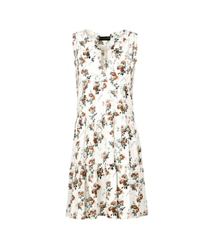 Dieses ecrufarbene Blumenkleid mit gerafften Nähten ist aus gewebtem Viskosestoff gefertigt. Es ist ärmellos und hat einen Rundhalsausschnitt mit einer 24 cm langen V-Öffnung auf der Vorderseite. An der Innenseite des V-Ausschnitts befindet sich ein Druckknopf, der verhindert, dass er sich zu weit öffnet. Unter der V-Öffnung vorne befindet sich ein länglicher Doppelstoff. Das Kleid hat zwei 24 cm breite gerüschte Bahnen. Im Rücken befindet sich eine doppelte Falte. Das Kleid ist in einer lockeren A-Linien-Silhouette gestylt und reicht bis über das Knie.