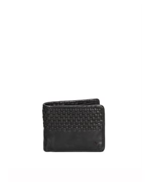 Cartera de hombre. El cierre está ausente. Los bolsillos internos son tarjeteros para billetes y monedas. Los bolsillos externos están ausentes. Falta la correa para el hombro. Falta el mango. Hay un compartimento interno. El material exterior es 100% Piel Auténtica. Internamente está forrado en piel auténtica. Medidas: 12x9x2 cm. Producto de moda