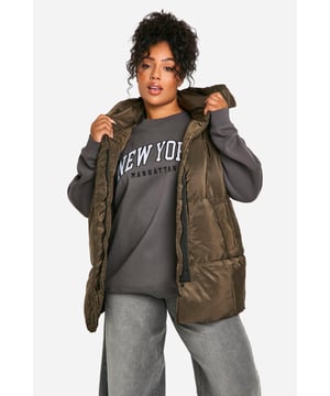 Add the finishing touch to your outfit with this outerwear piece from our women's plus size coats range. A wardrobe staple that's perfect for layering, this style provides added warmth and adds an extra something to your fit. Made with added fabric for the perfect fit, this piece is a whole vibe - just throw on over your fave outfit and you're sorted. Whether you choose a plus size denim jacket or keep things cosy in winter with a plus size teddy coat we've got the hottest coats for curvy girls that are always on-trend. Style: GiletFabric: NylonLength: LonglineNeckline: CollaredSleeve Length: Sleeveless