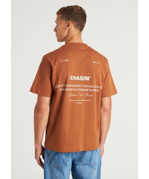 Men's Regular fit t-shirt from CHASIN' de Draco. This basic shirt has a round neck, short sleeves and a regular fit. The T-Shirt has a small text print on the chest. For the perfect fit, we use 100% cotton for these T-shirts.  Nice big text on the back Regular fit, Round Neck, Short Sleeves