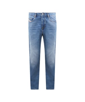 Diesel D- Viker Straight Jeans für Herren aus Denim.- 5-Pocket-Konstruktion. - Knopfleiste.- Markenaufnäher am hinteren Bund.- Markenlogostreifen auf der Vordertasche.- Gesticktes Diesel Industry-Logo auf der rechten Tasche.- Normale Passform.- 89% Baumwolle 11% Polyester.- Ref: A05156009MG01