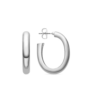Aros hewcar acabado en rodio. Essential encarna la sencillez refinada, piezas atemporales con líneas suaves y el brillo adicional de las circonitas. Joyas básicas sin pretensiones que son perfectas para el uso diario, pero también pueden funcionar en ocasiones especiales.